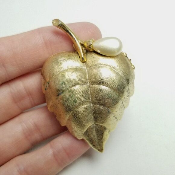 Vintage Avon Solid Perfume Brooch, Gold Tone Leaf with Hinged Locket Compartment - Picture 7 of 7